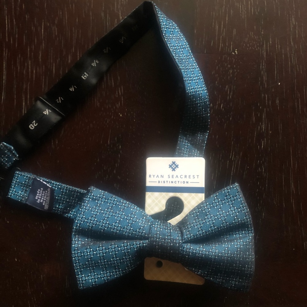 Ryan Seacrest pre-tied bow tie